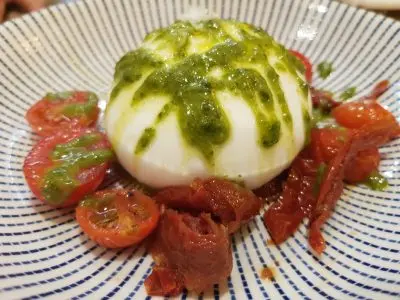 Burrata con tomates y pesto