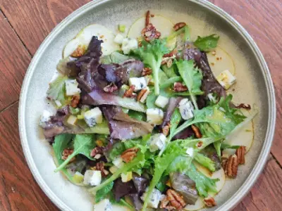 Ensalada de peras, nueces y gorgonzola