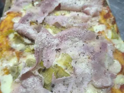 Pinsa con porchetta, alcachofas y pecorino