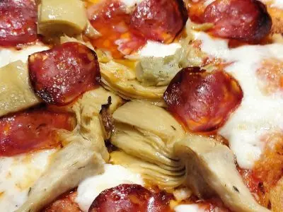 Pinsa de alcachofas y salame picante