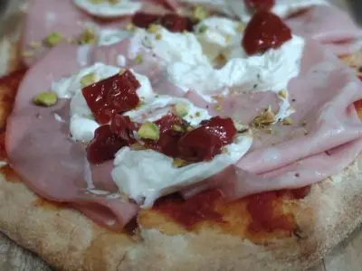 Pinsa mortadella y burrata
