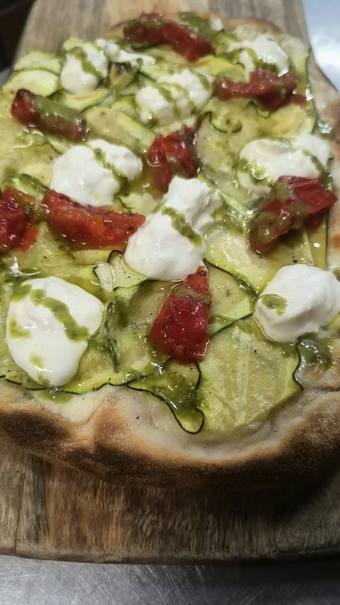 Pinsa de calabacín, burrata y pesto