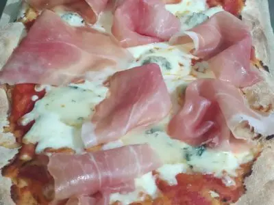 Pinsa gorgonzola y coppa