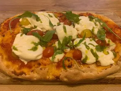 Pinsa burrata y tomates cherry