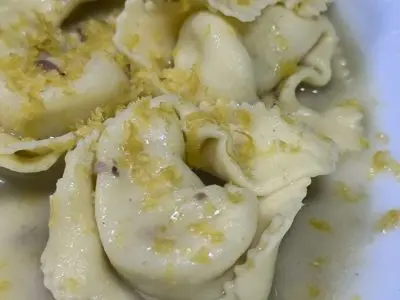 Ravioli de ricotta y limón con anchoas y bottarga