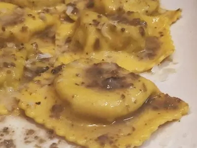 Ravioli de setas con salsa de trufa
